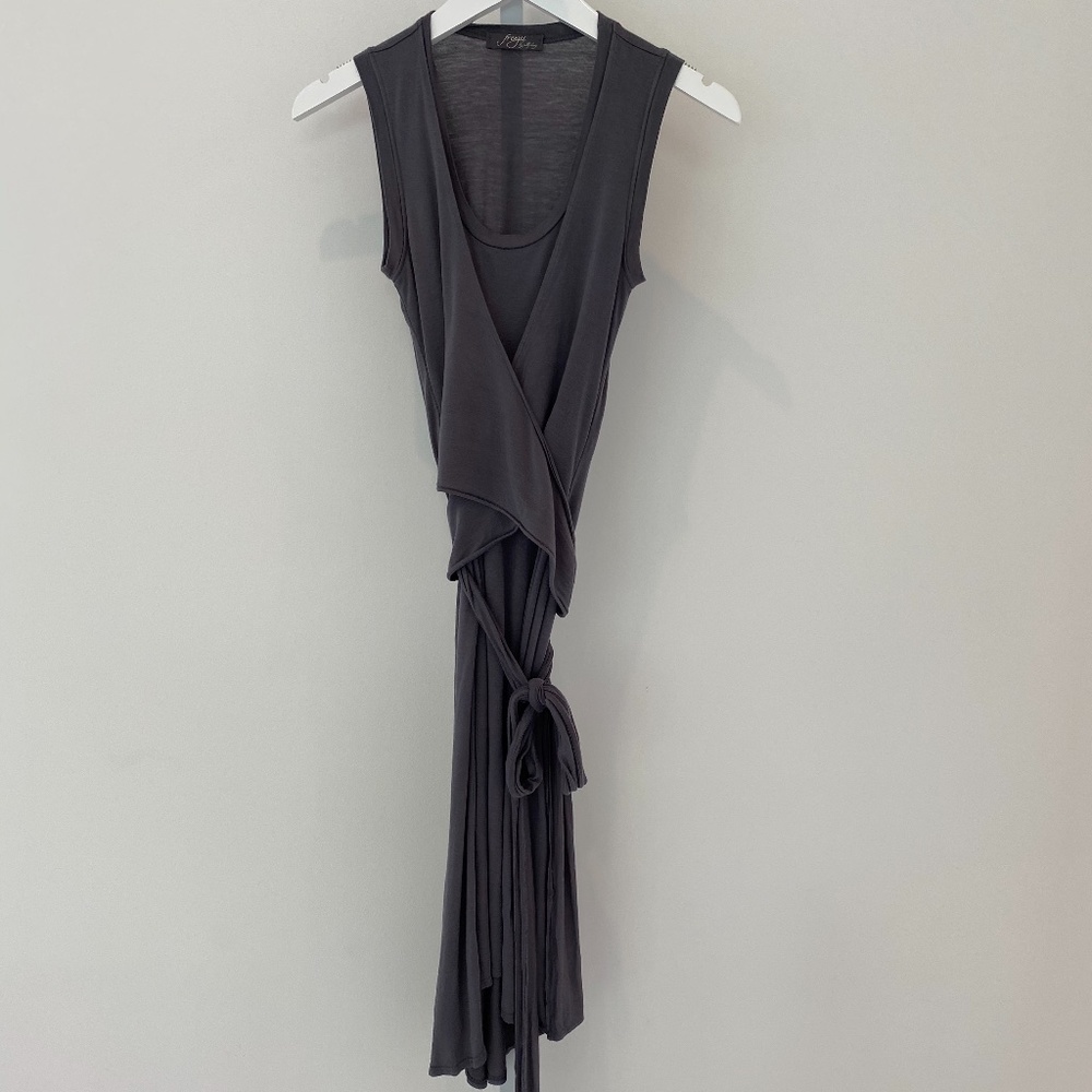 FRENZII GRAY SLEEVELESS FAUX WRAP DRESS XS